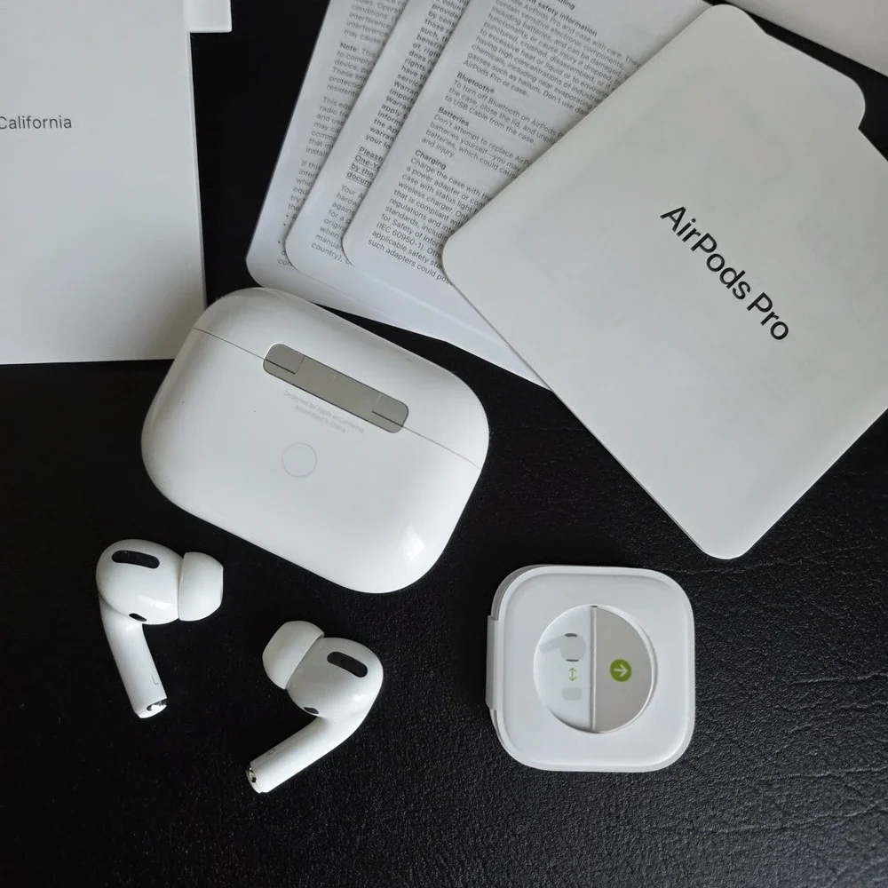 Apple AirPods Pro Wireless Charging Case 1st Gen White w/ Box Fittings Cable CIB